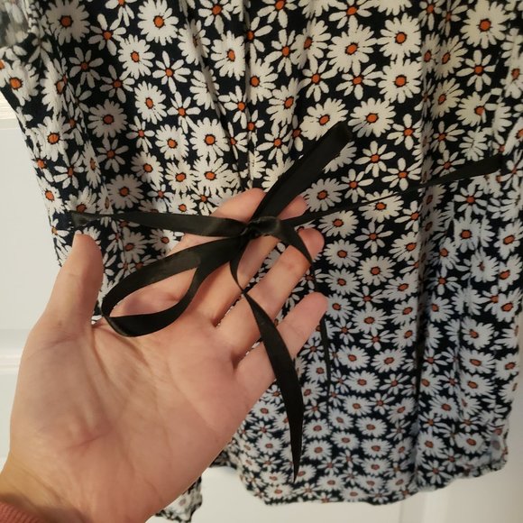 Black daisy sleeveless LOFT blouse - Picture 3 of 6